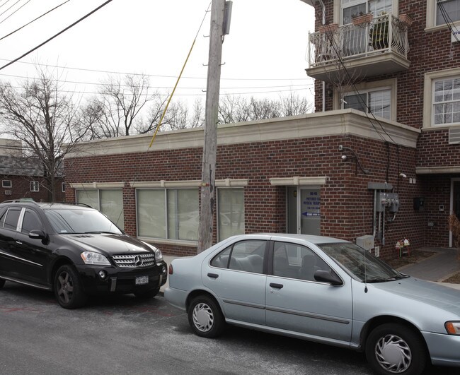 60-40 82nd St in Middle Village, NY - Building Photo - Building Photo