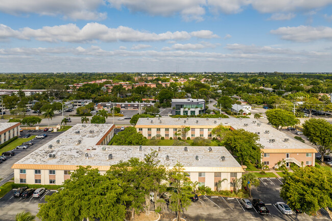 Manor Grove Village in Wilton Manors, FL - Building Photo - Building Photo