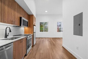 650 SW 1st St in Miami, FL - Building Photo