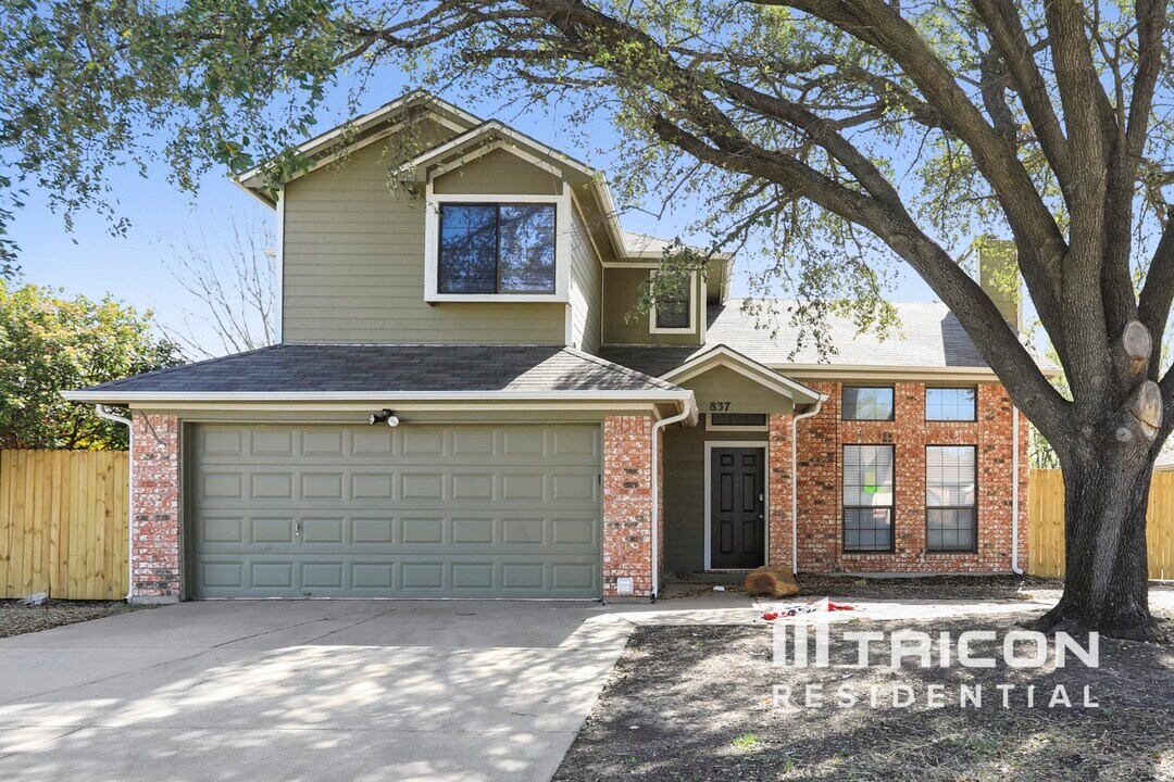 837 Globe Ave in Blue Mound, TX - Foto de edificio