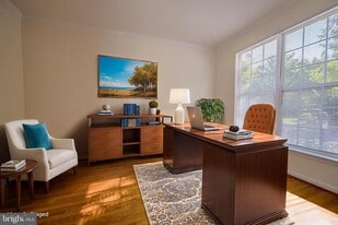 8324 Tenbrook Dr in Gainesville, VA - Building Photo