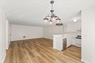 18530 Hatteras St in Los Angeles, CA - Foto de edificio - Building Photo