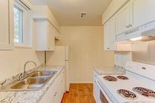 Creekside At Amherst Apartments in Denver, CO - Building Photo