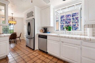 8383 Wilshire Blvd-Unit -ID1043004P in Beverly Hills, CA - Foto de edificio - Building Photo