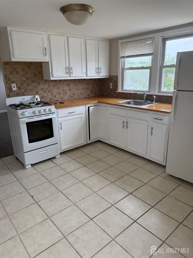 property at 8 Kendall Dr