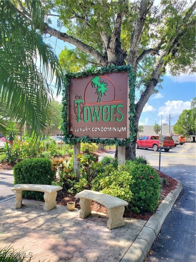 2366 E Mall Dr in Ft. Myers, FL - Building Photo - Building Photo