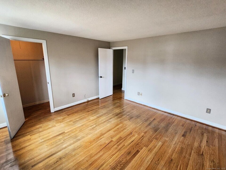 426 Connecticut Ave in Newington, CT - Building Photo