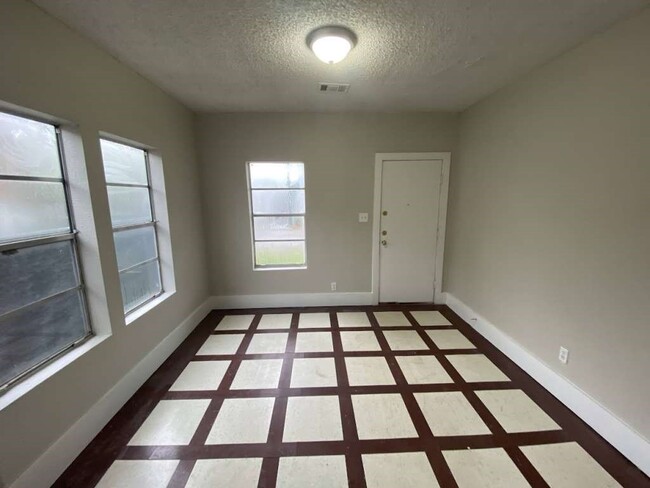 8213 E Erath St in Houston, TX - Building Photo - Building Photo