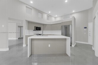 2553 Bay Pointe Dr in Weston, FL - Building Photo - Building Photo