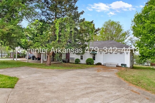 255 W Lawson St in Fayetteville, AR - Building Photo - Building Photo