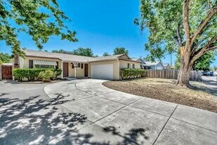 7465 24th St in Sacramento, CA - Building Photo