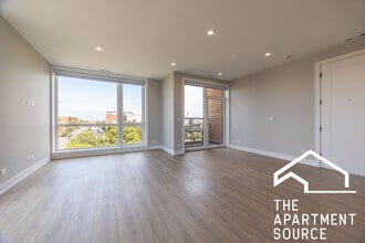 2355 W Flournoy St, Unit 202 in Chicago, IL - Foto de edificio - Building Photo