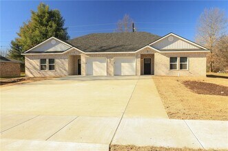 655 N Genevieve Ave in Fayetteville, AR - Building Photo - Building Photo