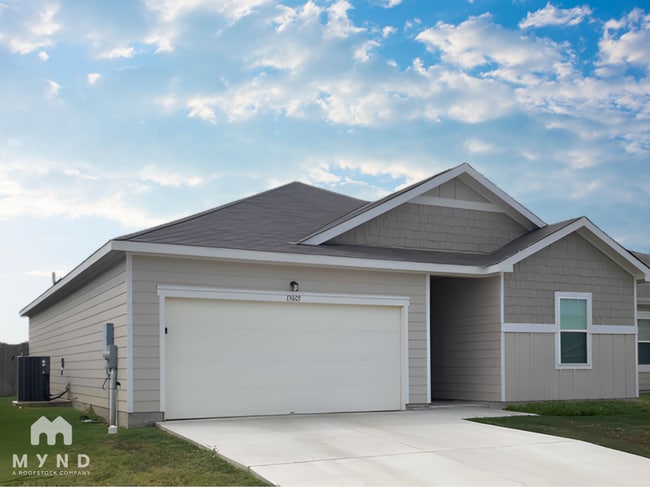 13605 John Calhoun Dr in Manor, TX - Foto de edificio - Building Photo