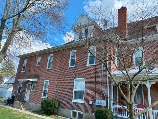 207 N Richmond St, Unit 2nd Fl in Fleetwood, PA - Foto de edificio - Building Photo