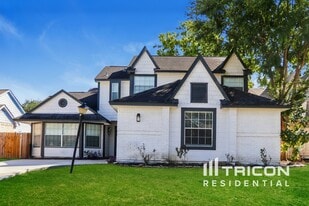 12811 Ashford Knoll Dr in Houston, TX - Building Photo