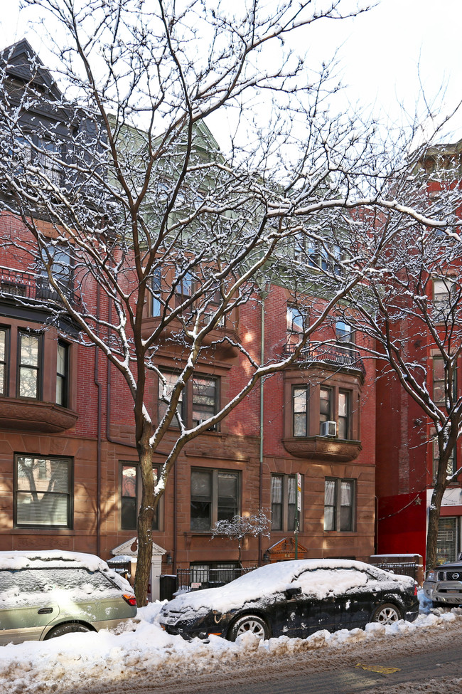 62-64 W 70th St in New York, NY - Foto de edificio - Building Photo