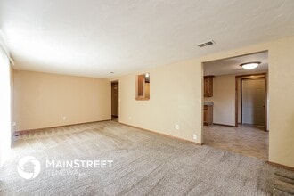 8328 Bigwood Dr in Oklahoma City, OK - Foto de edificio - Building Photo