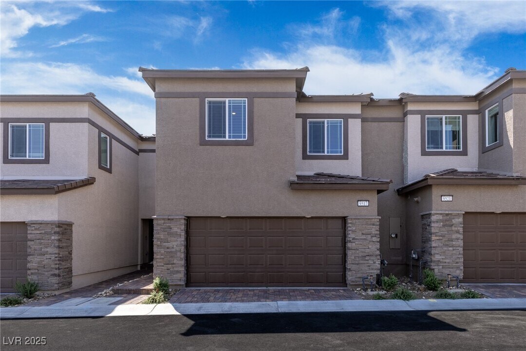 9517 Ezra Fls Ave in Las Vegas, NV - Building Photo
