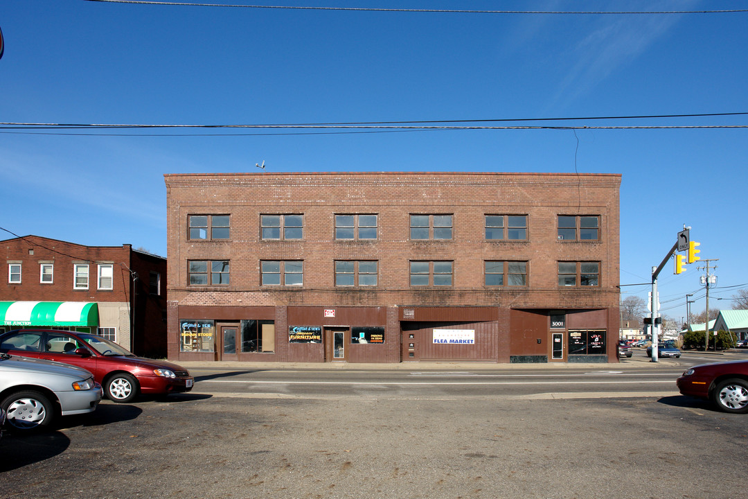 Colonial Landing in Canton, OH - Building Photo
