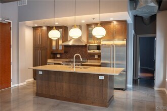 211 W Jefferson St in Syracuse, NY - Building Photo - Building Photo