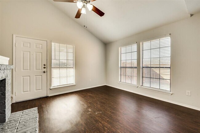 113 Peachtree Ct-Unit -D in Kennedale, TX - Building Photo - Building Photo