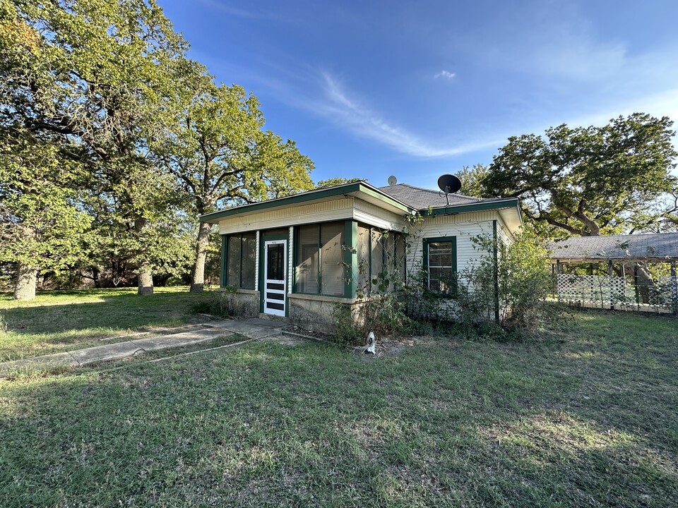 623 W First St in Hico, TX - Building Photo