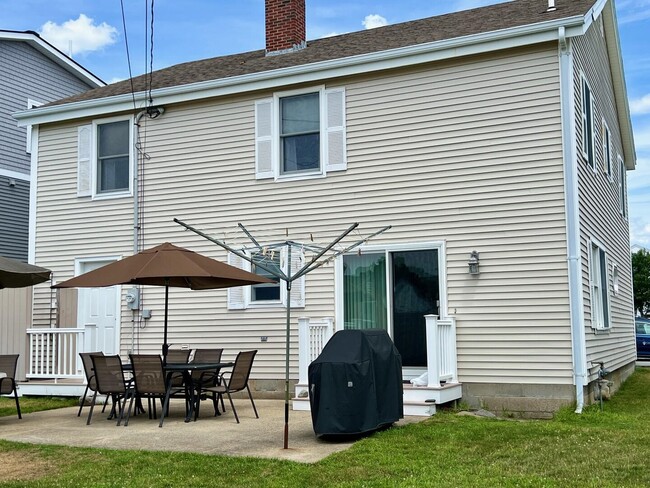 339 Woodstock St in Seabrook, NH - Building Photo - Building Photo