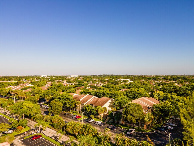 Summerbreeze Condominium in Sunrise, FL - Building Photo - Building Photo