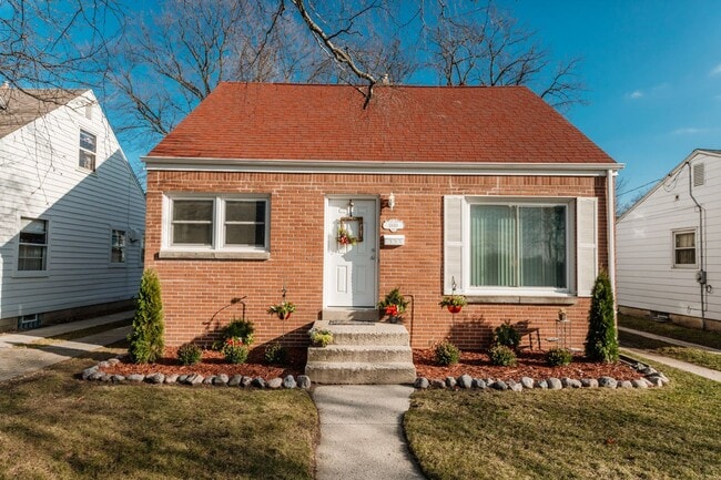 5940 N Lydell Ave in Whitefish Bay, WI - Building Photo - Building Photo