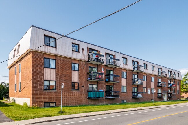 3750 Du Souvenir Ch in Laval, QC - Building Photo - Primary Photo