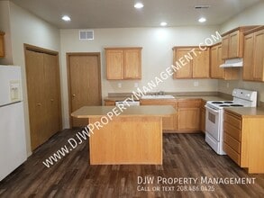 8460 W Salt Creek Ct in Boise, ID - Building Photo - Building Photo