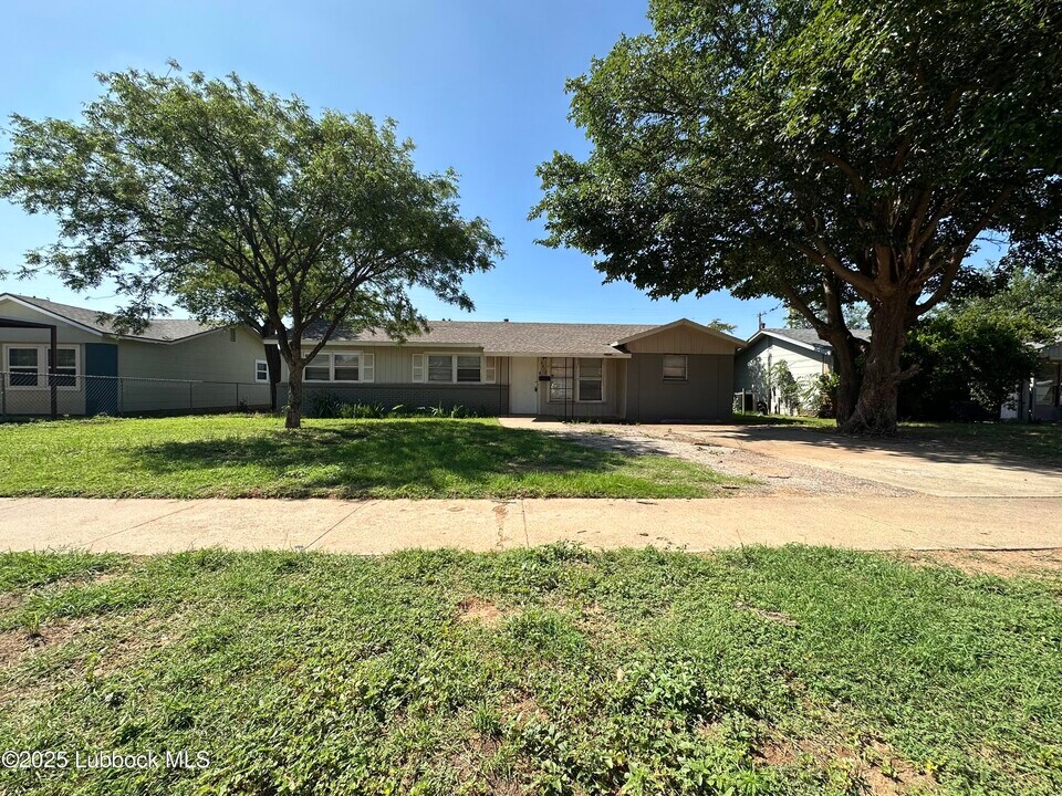 2612 E Auburn St in Lubbock, TX - Foto de edificio