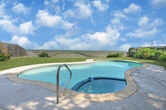 8010 Ocean Dr in Beach City, TX - Foto de edificio - Building Photo