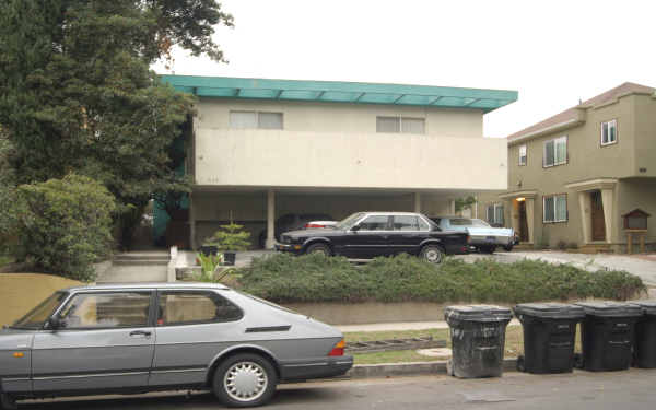 635 N Beachwood Dr in Los Angeles, CA - Building Photo