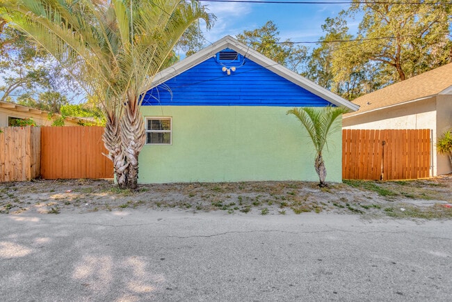 551 1/2 Wildwood Way in Clearwater, FL - Building Photo - Building Photo