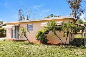 5641 Honeysuckle Dr in West Palm Beach, FL - Building Photo - Building Photo