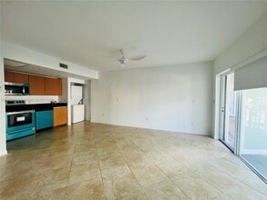 946 Bay Dr in Miami Beach, FL - Building Photo - Building Photo
