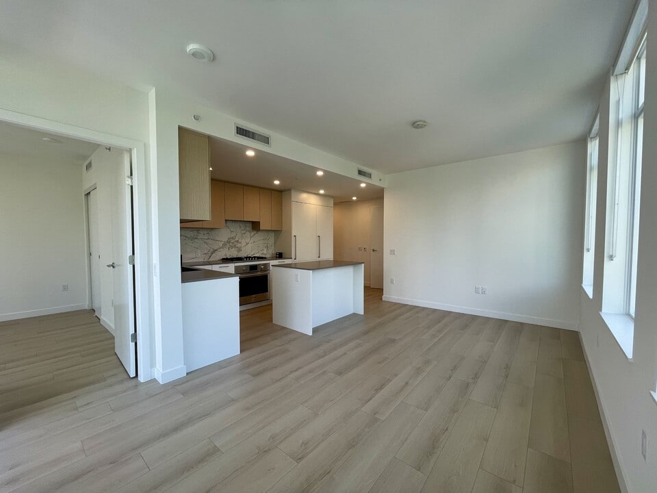 6468 Willingdon Ave in Burnaby, BC - Building Photo