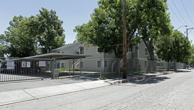 Sunset Village Apartments in Colton, CA - Foto de edificio - Building Photo