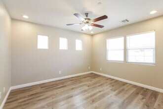 7706 Unicorn Tapestry Ct in Las Vegas, NV - Foto de edificio - Building Photo