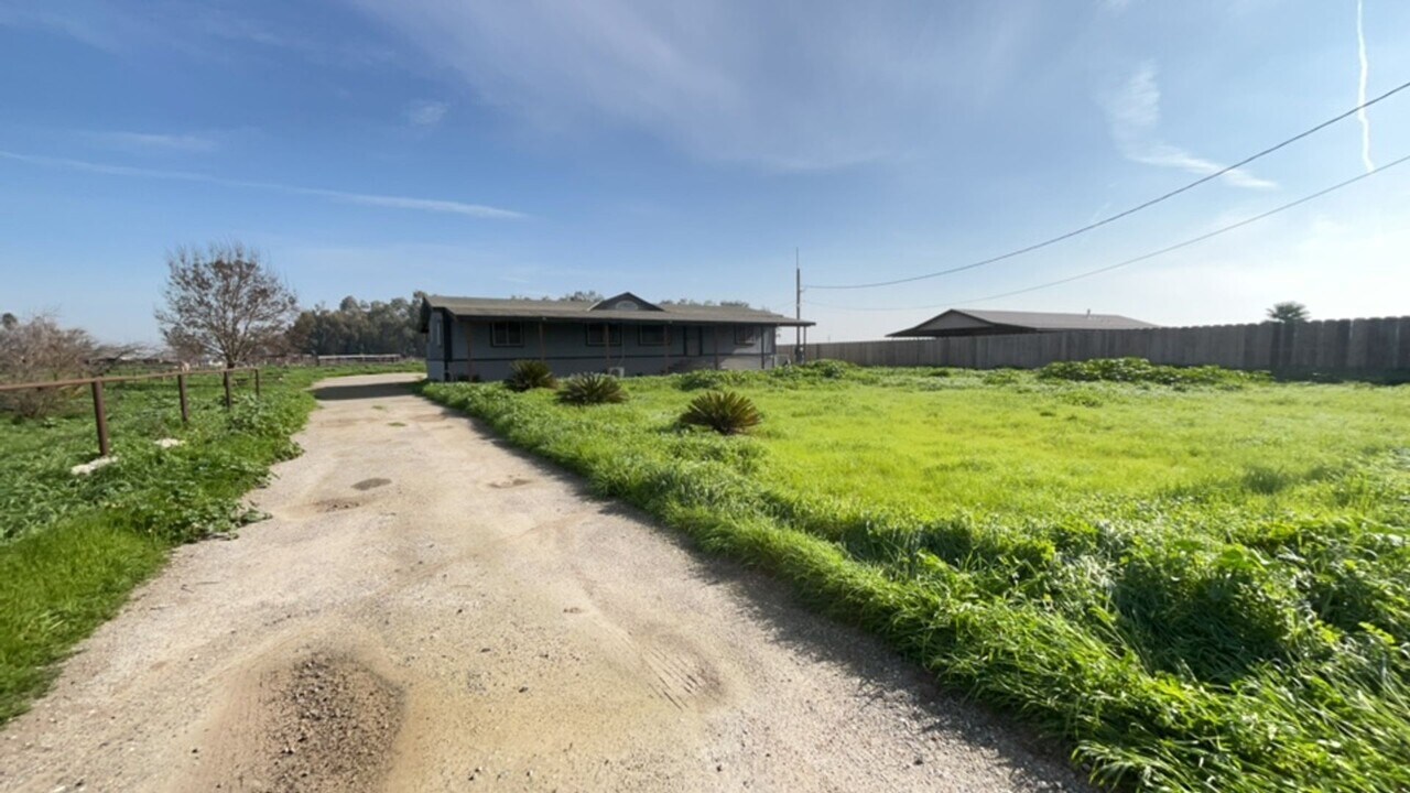 3132 McCullagh Rd in Stevinson, CA - Building Photo