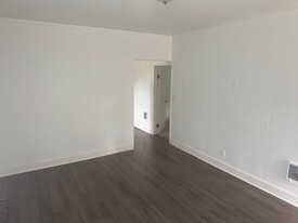 2355-2357-2357 SE 146th Ave in Portland, OR - Building Photo