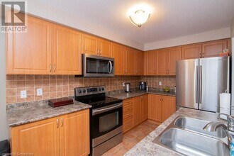 66 Whitefish Crescent in Hamilton, ON - Building Photo - Building Photo