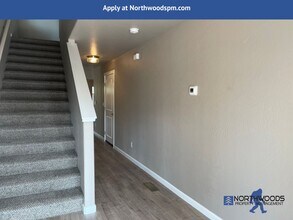 332 Everett Way in Talent, OR - Building Photo - Building Photo
