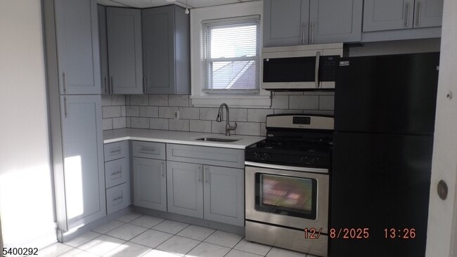 71 Crystal St in North Arlington, NJ - Building Photo - Building Photo