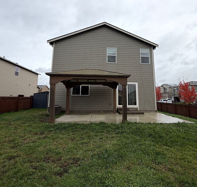 1506 W 12th St in La Center, WA - Building Photo - Building Photo