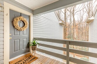 2241 Lovedale Ln, Unit J in Reston, VA - Foto de edificio - Building Photo