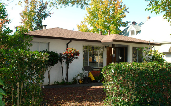 917 Stewart St in Santa Rosa, CA - Building Photo - Building Photo