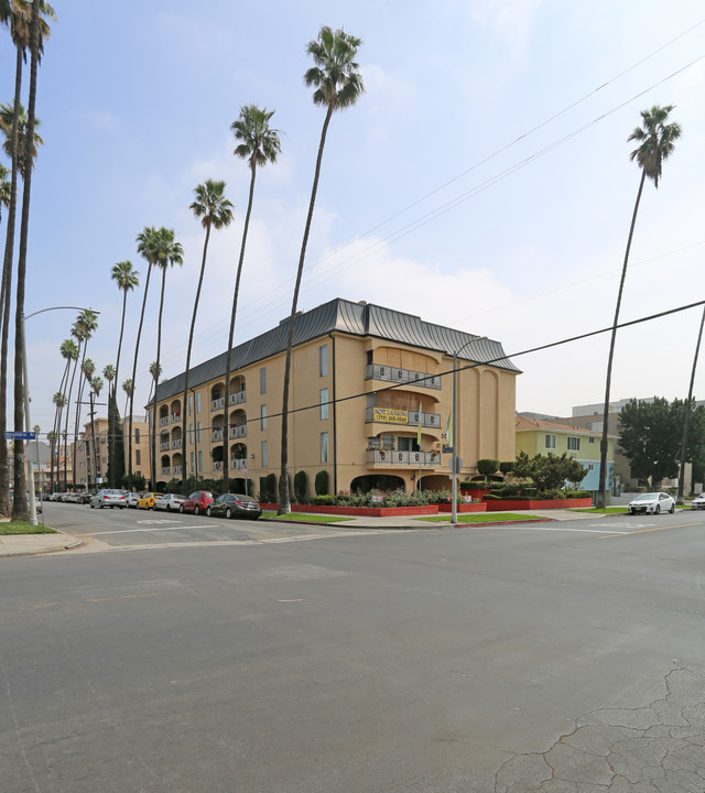 St Moritz in Los Angeles, CA - Foto de edificio